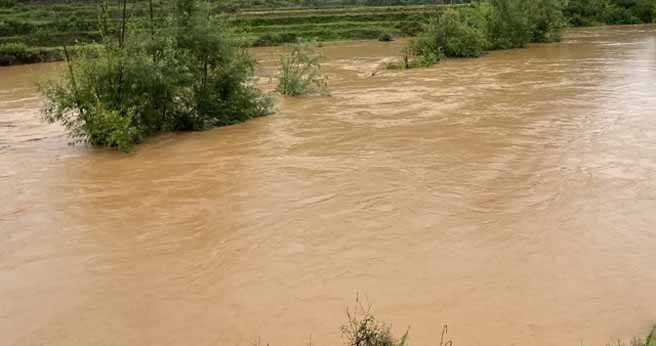 防汛常規(guī)物資中主要包含麻袋吸水膨脹袋,無(wú)紡布吸水膨脹袋,防汛沙袋,防汛噸袋,防汛編織袋,雨衣,雨靴,雨傘,彩條布,工兵鏟,十字鎬,八磅錘,應(yīng)急救生包等。