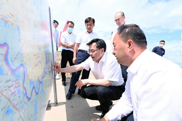 防汛常規(guī)物資中主要包含麻袋吸水膨脹袋,無(wú)紡布吸水膨脹袋,防汛沙袋,防汛噸袋,防汛編織袋,雨衣,雨靴,雨傘,彩條布,工兵鏟,十字鎬,八磅錘,應(yīng)急救生包等。