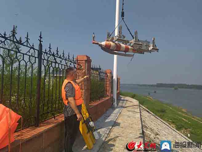 防汛常規(guī)物資中主要包含麻袋吸水膨脹袋,無紡布吸水膨脹袋,防汛沙袋,防汛噸袋,防汛編織袋,雨衣,雨靴,雨傘,彩條布,工兵鏟,十字鎬,八磅錘,應(yīng)急救生包等。