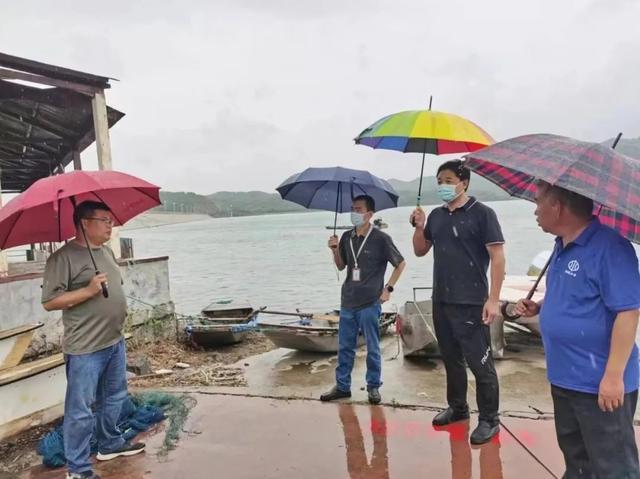 防汛常規(guī)物資中主要包含麻袋吸水膨脹袋,無紡布吸水膨脹袋,防汛沙袋,防汛噸袋,防汛編織袋,雨衣,雨靴,雨傘,彩條布,工兵鏟,十字鎬,八磅錘,應(yīng)急救生包等。