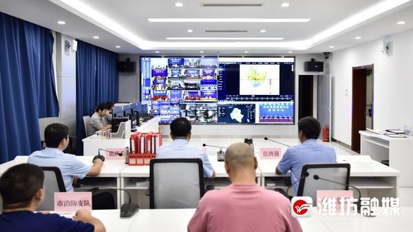 防汛常規(guī)物資中主要包含麻袋吸水膨脹袋,無(wú)紡布吸水膨脹袋,防汛沙袋,防汛噸袋,防汛編織袋,雨衣,雨靴,雨傘,彩條布,工兵鏟,十字鎬,八磅錘,應(yīng)急救生包等。