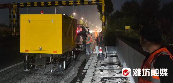 防汛常規(guī)物資中主要包含麻袋吸水膨脹袋,無(wú)紡布吸水膨脹袋,防汛沙袋,防汛噸袋,防汛編織袋,雨衣,雨靴,雨傘,彩條布,工兵鏟,十字鎬,八磅錘,應(yīng)急救生包等。