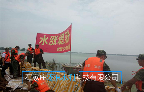 河北沿海地區(qū)，現(xiàn)場(chǎng)為堵水墻建設(shè)工作進(jìn)行中