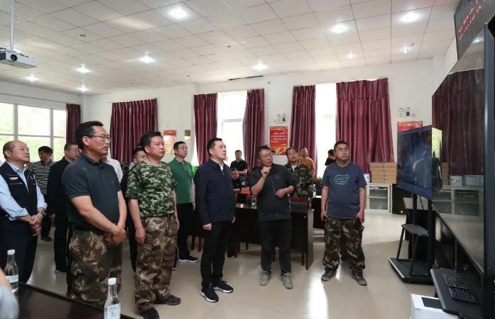 劉洪建在安寧市指揮調(diào)度森林火災撲救工作時強調(diào):科學高效安全處置火情,全力保障人民群眾生命財產(chǎn)安全