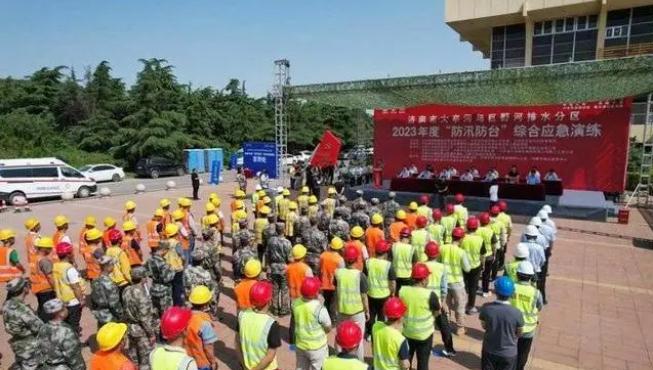 搶筑堤壩，涉水搶險(xiǎn)！濟(jì)南重點(diǎn)雨污管網(wǎng)改造項(xiàng)目開展防汛演練