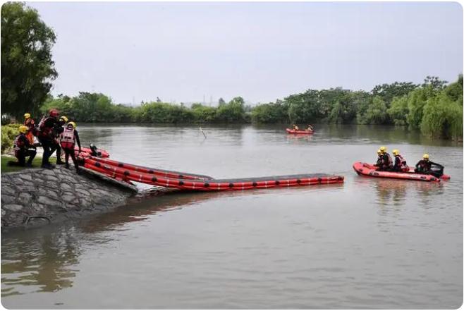 “多人落水”如何科學(xué)施救？消防員架起水上浮橋演練極限營救