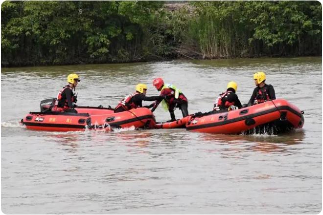 “多人落水”如何科學(xué)施救？消防員架起水上浮橋演練極限營救