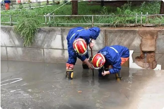 麒麟?yún)^(qū)遭暴雨突襲|部分道路積水嚴(yán)重，消防緊急排澇解憂